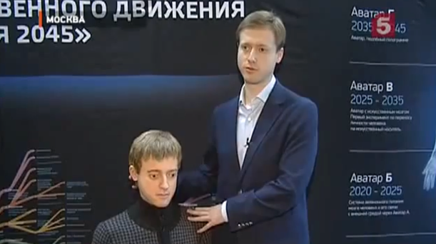 Dmitry Itskov, fundador de Initiative 2045, con su avatar